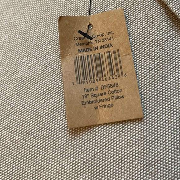 Set of two decorative throw pillows 18 in by 18 in - Picture 6 of 6